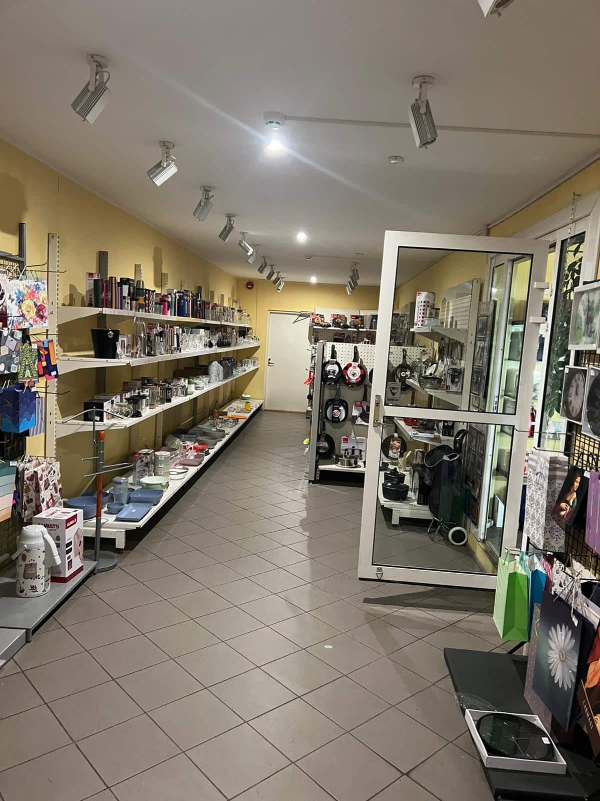 Anda üürile ladu eraldi sissepääsuga ja ilusate kontoritega photo 12