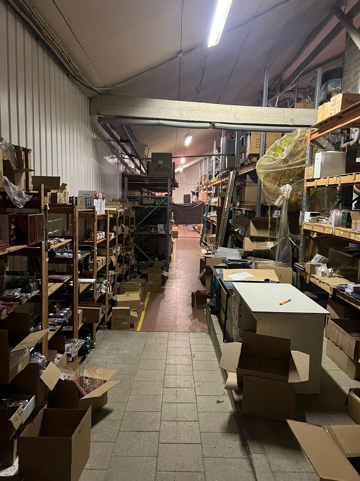 Anda üürile ladu eraldi sissepääsuga ja ilusate kontoritega photo 1